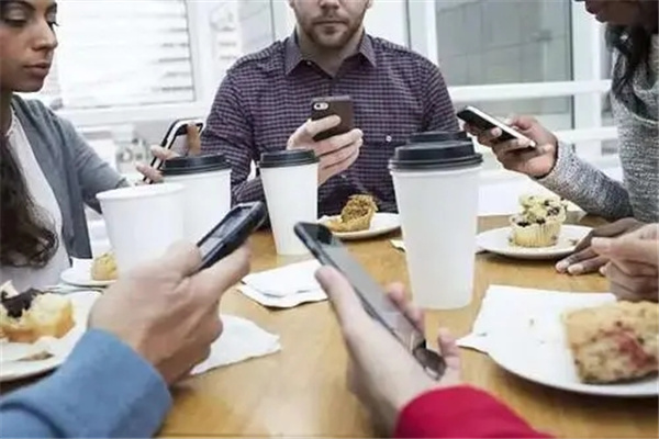 边吃饭边玩手机对身体是否有影响有什么危害吗会消化不良吗