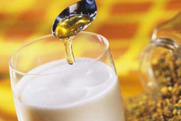 蜂蜜和牛奶能不能混合在一起喝