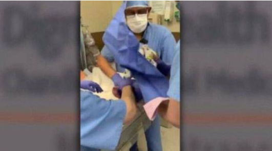 医生手滑摔新生儿现场图视频，新生儿脑袋被重摔接生台上！