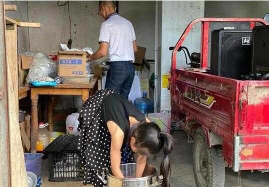 千万富翁破产卖冰粉 “人走茶凉”后依旧怀揣梦想