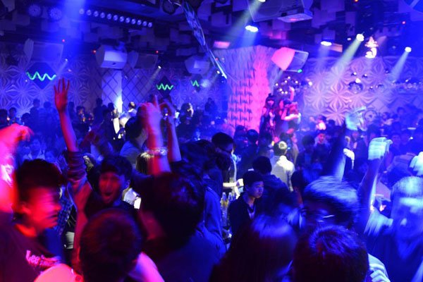 夜店是指的是什么意思 晚上才营业男女找寻快乐