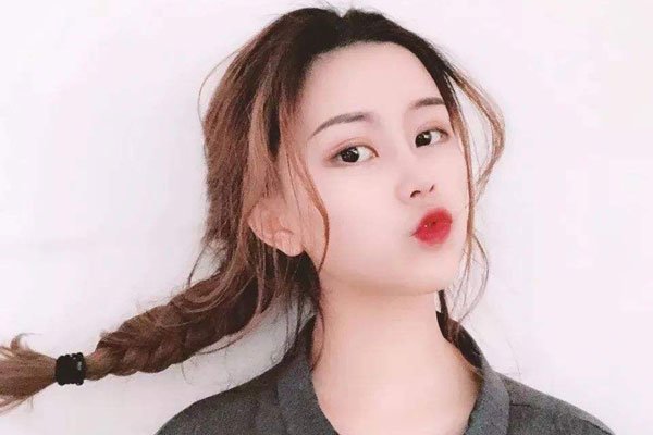 麦小兜的左耳怎么了 不露出来就是有问题吗