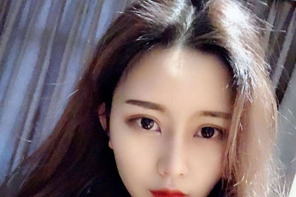 麦小兜的左耳怎么了 不露出来就是有问题吗
