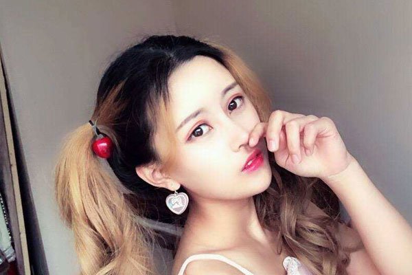 麦小兜的左耳怎么了 不露出来就是有问题吗