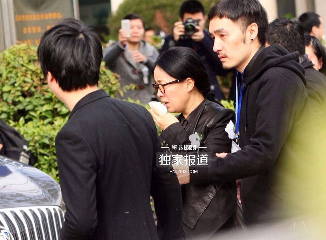 姚贝娜火化的时候真叫了吗穿的衣服图 姚贝娜唱鱼时现场吐血照片