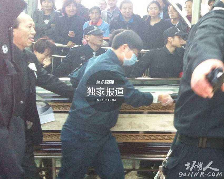 姚贝娜火化的时候真叫了吗穿的衣服图 姚贝娜唱鱼时现场吐血照片