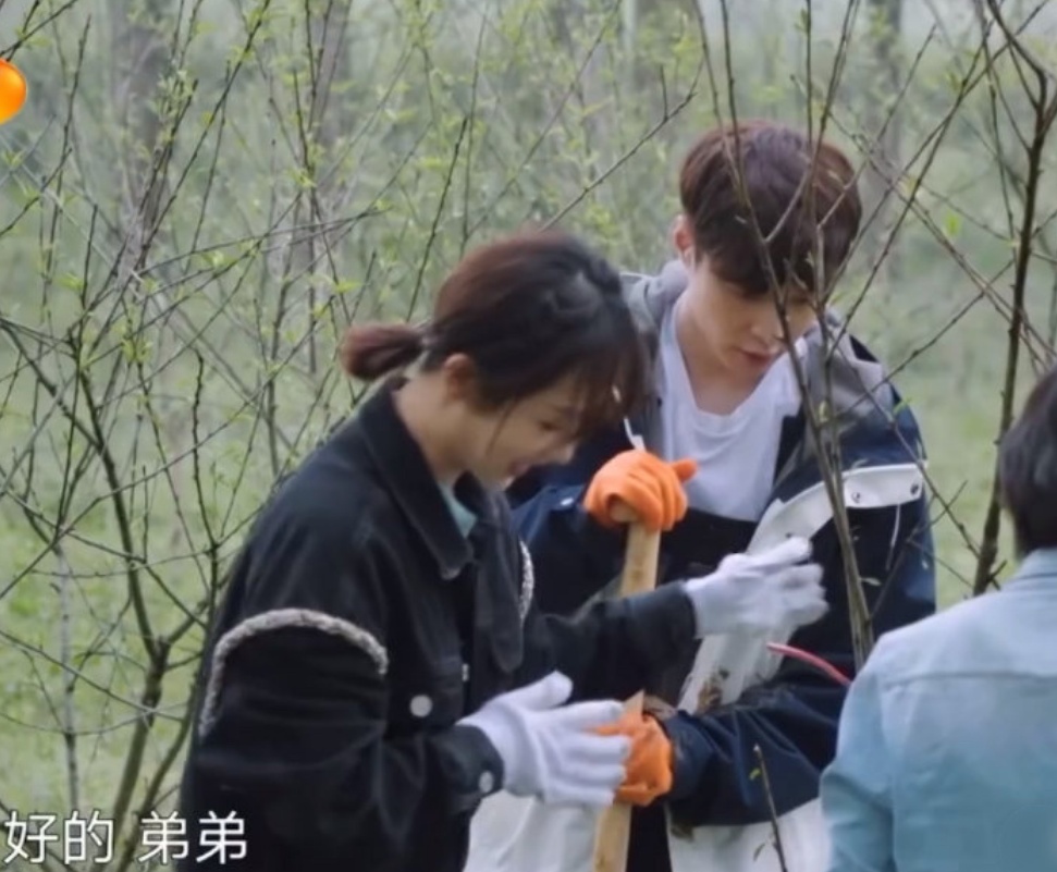 张艺兴叫杨紫姐姐是怎么回事？杨紫两句话回应两人关系，粉丝笑了