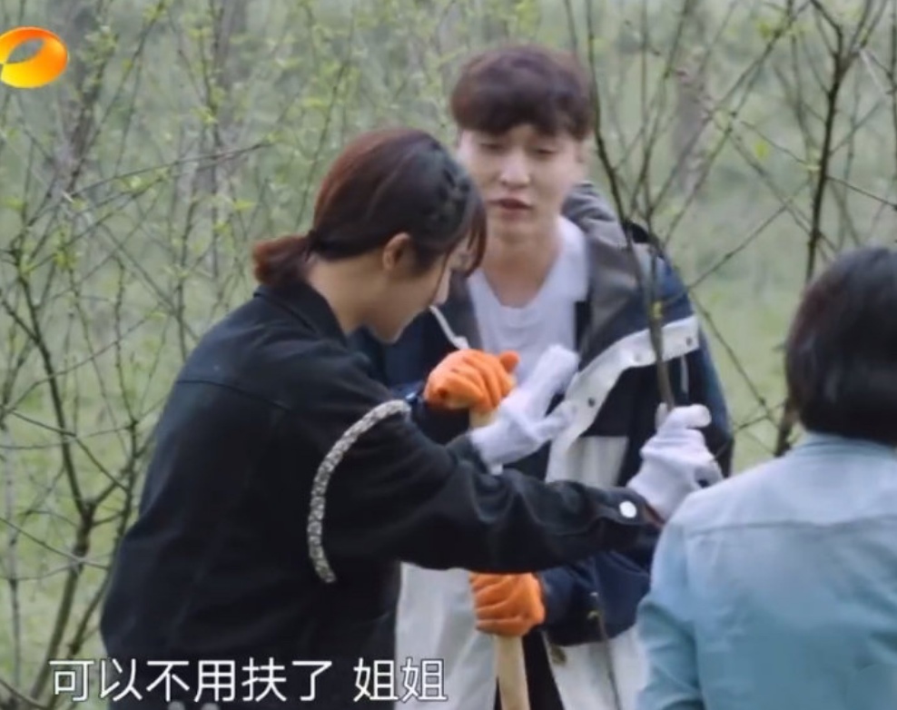 张艺兴叫杨紫姐姐是怎么回事？杨紫两句话回应两人关系，粉丝笑了
