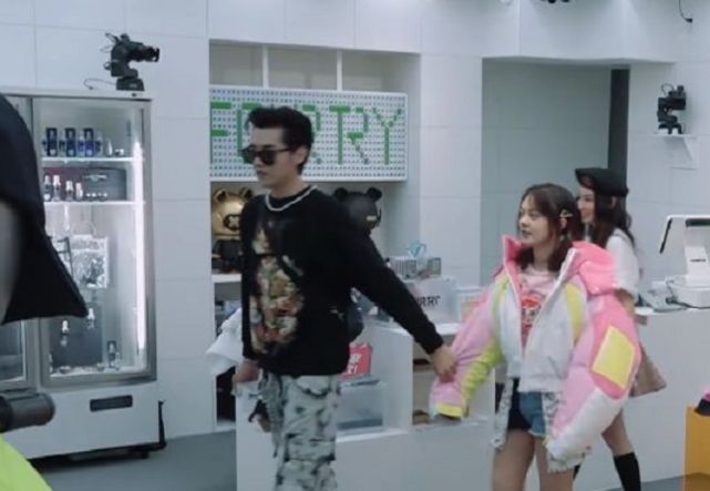 吴亦凡赵今麦是什么关系，吴亦凡宠赵今麦是想追她吗？