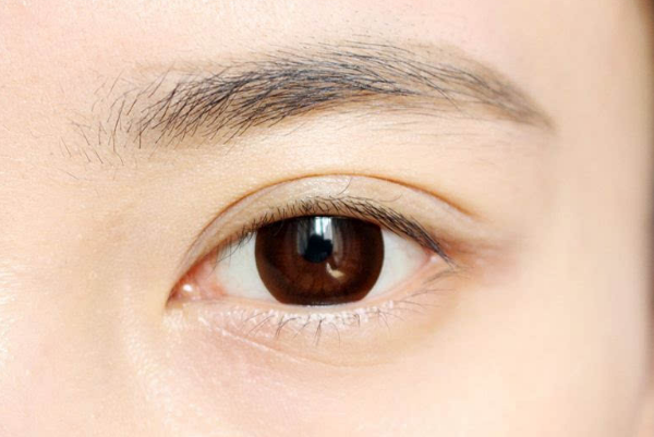 眉毛太少了怎么变浓密变黑，化妆方法和食疗方法了解一下！