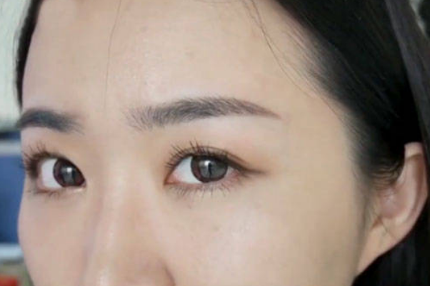 眉毛太少了怎么变浓密变黑，化妆方法和食疗方法了解一下！