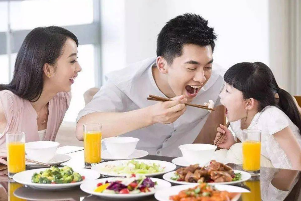 长期不吃午饭对身体有没有影响会容易得胃病吗，不吃午餐的坏处