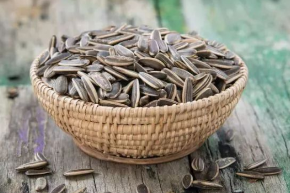 常吃葵花籽对身体有什么害处，每天吃多少瓜子合适不算多