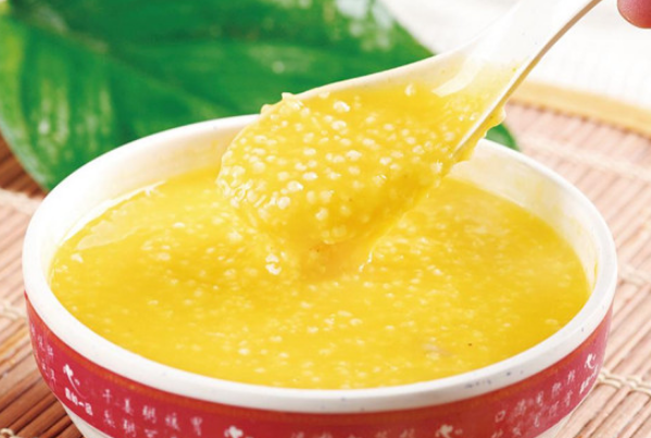 经常吃小米会增加体内湿气吗？喝小米粥有哪些好处和坏处