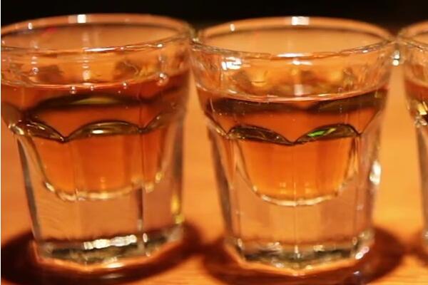 喝什么酒最伤肝最伤身体，什么样的酒喝多了对身体不好？