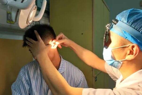 耳朵里进了小飞虫怎么办怎么处理，怎么判断虫子到底有没有钻进耳朵