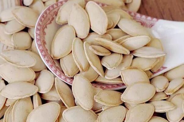 南瓜子生的和熟的哪个营养价值高哪个好？南瓜子仁有啥功效作用