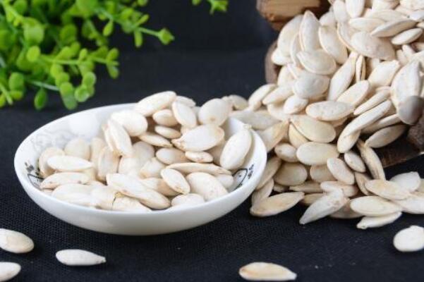 南瓜子生的和熟的哪个营养价值高哪个好？南瓜子仁有啥功效作用