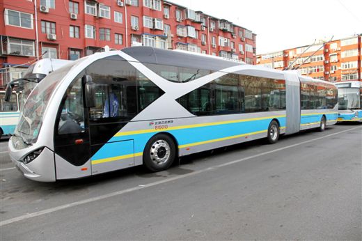 公交车司机一个月多少钱工资，公交车司机挣的钱多吗？