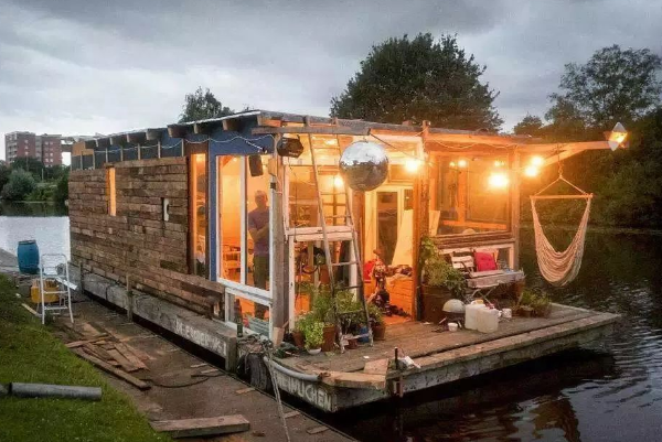 地球自转为何我们房子不倒塌是什么科学原理物理知识？