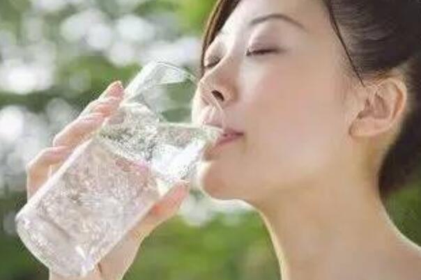 为什么大量喝水会伤肾是真的吗，喝过量的水会不会中毒？