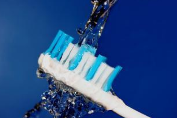 哪种牙刷更容易清洁牙齿，什么牌子牙刷最好用效果最好