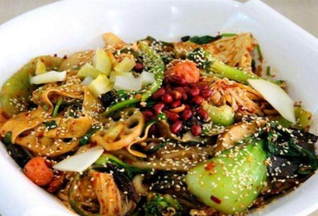 麻辣拌和冒菜串串