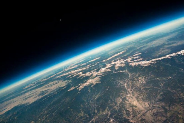 地球边缘能走出地球吗？为什么人走不到地球的尽头是什么原理？