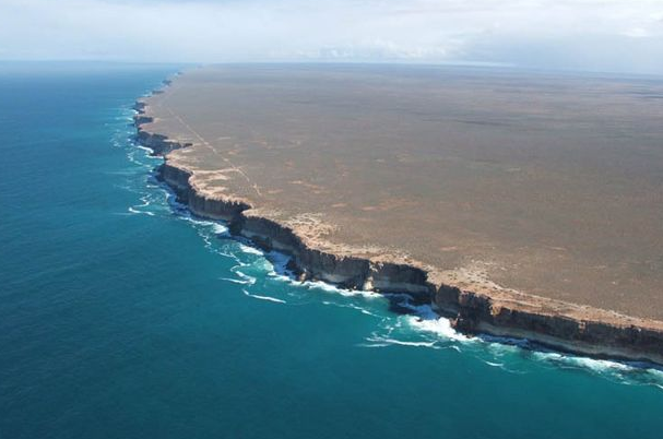 地球边缘能走出地球吗？为什么人走不到地球的尽头是什么原理？