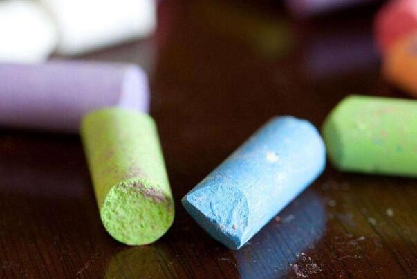 老师在黑板上写字之前为什么把粉笔先掰掉一截，是什么原因原理？