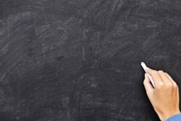 老师在黑板上写字之前为什么把粉笔先掰掉一截，是什么原因原理？