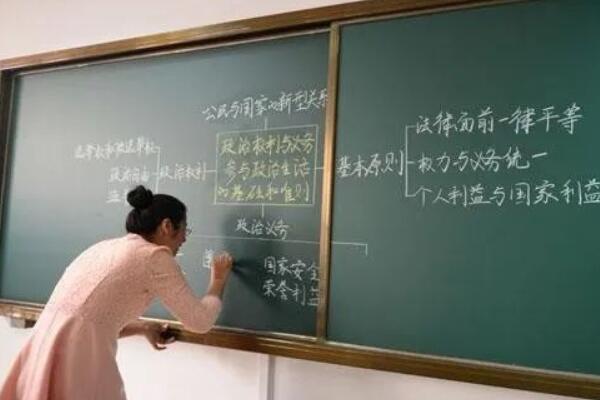 老师在黑板上写字之前为什么把粉笔先掰掉一截，是什么原因原理？