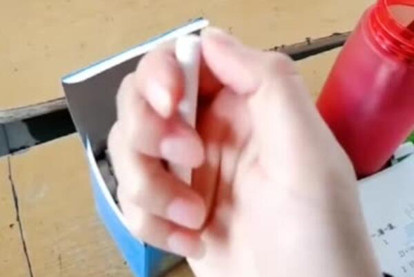 老师在黑板上写字之前为什么把粉笔先掰掉一截，是什么原因原理？