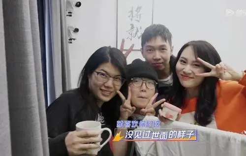 杨蒙恩和杨笠什么关系情侣么同居啥意思？杨蒙恩杨笠一起玩什么梗