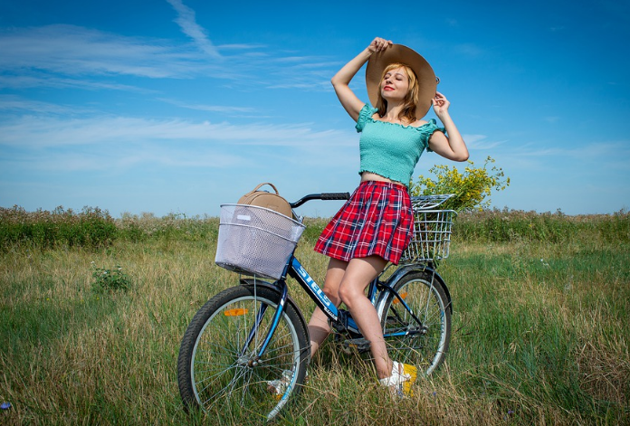 女人穿短裙还要穿安全裤吗？美女穿短裙里面有穿安全裤吗？