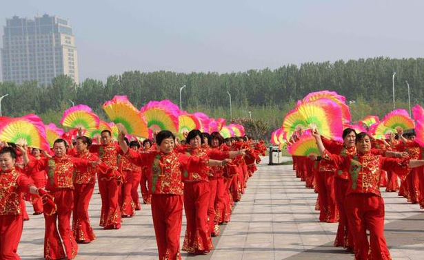 我和阿姨争地盘？广场舞大妈占道跳舞太可恶全民吐槽