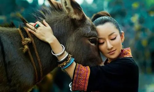 周鹏为啥改名叫萨顶顶？萨顶顶为什么不承认以前叫周鹏？