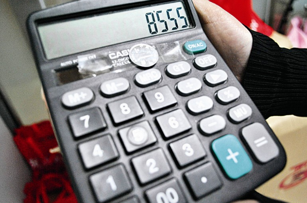 商店老板在计算器上贴个硬币是什么意思有什么含义和说法吗？