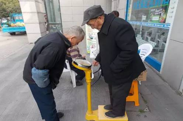 药店门口放一把体重秤的目的是什么？为了吸引人流量吗？