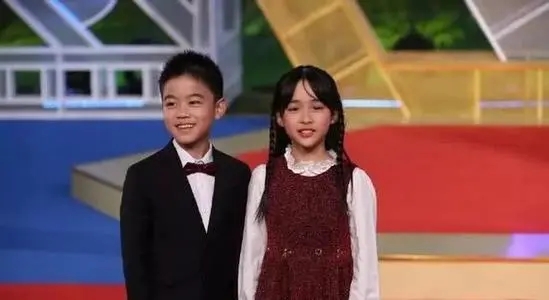 韩昊霖是谁的儿子父母是干嘛的？韩昊霖一家三口图片