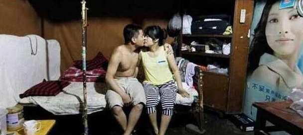 跟一对夫妻合租房子不隔音