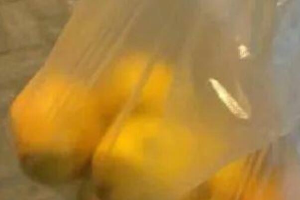 我去给你买几个橘子