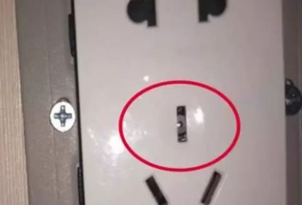 如何找出酒店里的隐形摄像头(简单判断找出酒店隐藏摄像头方法)