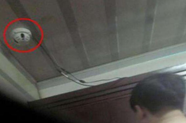 如何找出酒店里的隐形摄像头(简单判断找出酒店隐藏摄像头方法)