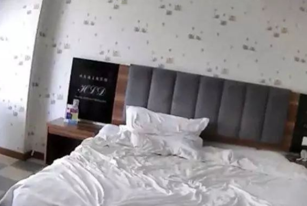 如何找出酒店里的隐形摄像头(简单判断找出酒店隐藏摄像头方法)