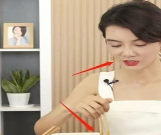 车晓直播翻车！带货卖螺蛳粉表情一脸嫌弃视频截图