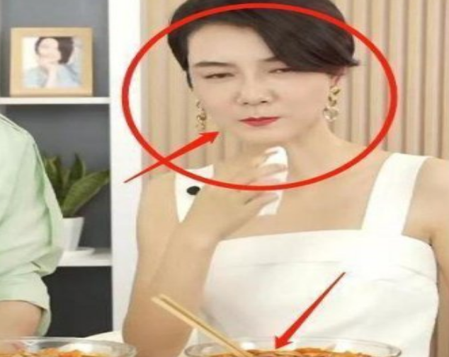 车晓直播翻车！带货卖螺蛳粉表情一脸嫌弃视频截图