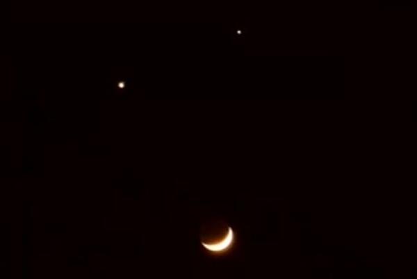 双星伴月是啥意思是什么天文现象怎么形成的？