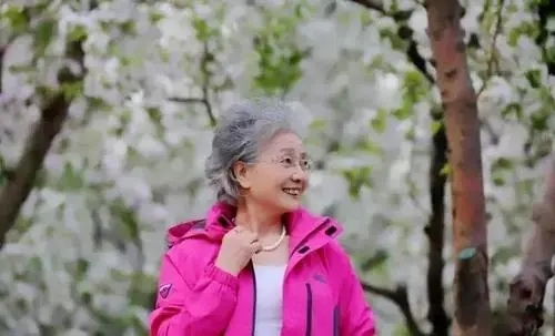 老年模特盛瑞玲个人资料真实年龄介绍，盛瑞玲卸妆后的样子依然美