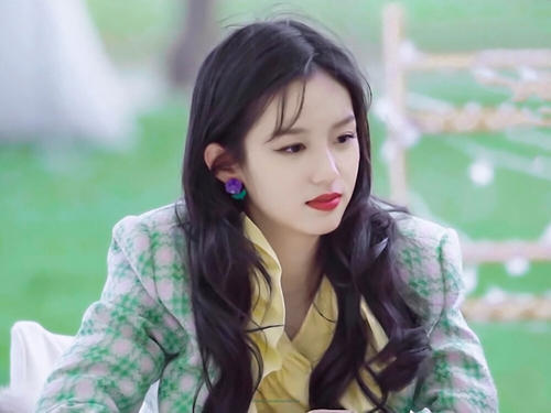 周也周迅什么关系啊是亲戚吗？周迅是周也的姑姑吗？